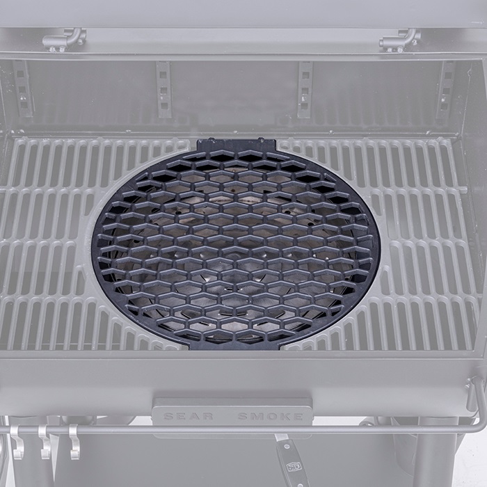 Heat Baffle: The rotating baffle opens and closes to switch between low-temp smoking and high-heat searing.